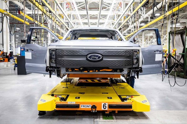 Automated material handling system for the automotive industry carrying a Ford F-150