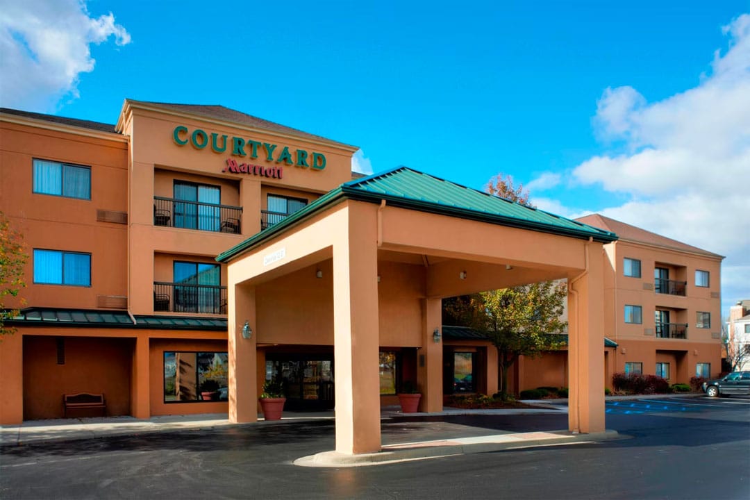 An image of the exterior of Courtyard by Marriott Detroit-Utica