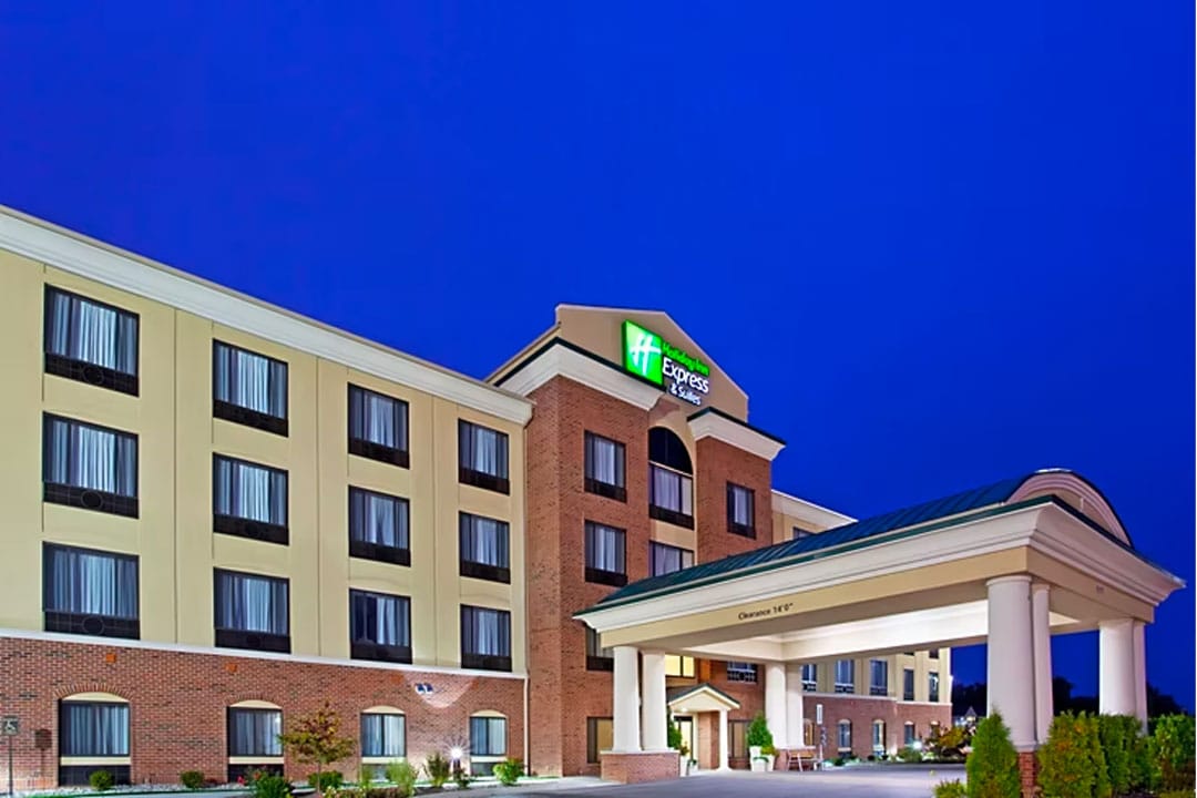 An image of the exterior of Holiday Inn Express Suites Detroit-Utica