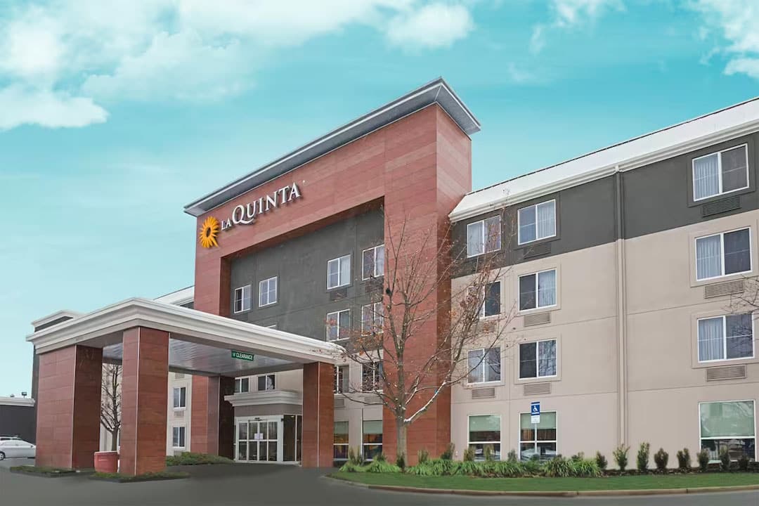 An image of the exterior of La Quinta Inn & Suites Detroit-Utica